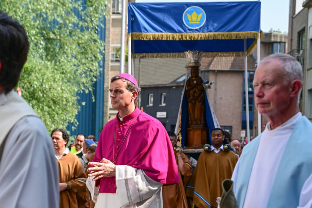 In 2024 stapte ook aartsbisschop Luc Terlinden mee in de Halse Mariaprocessie.