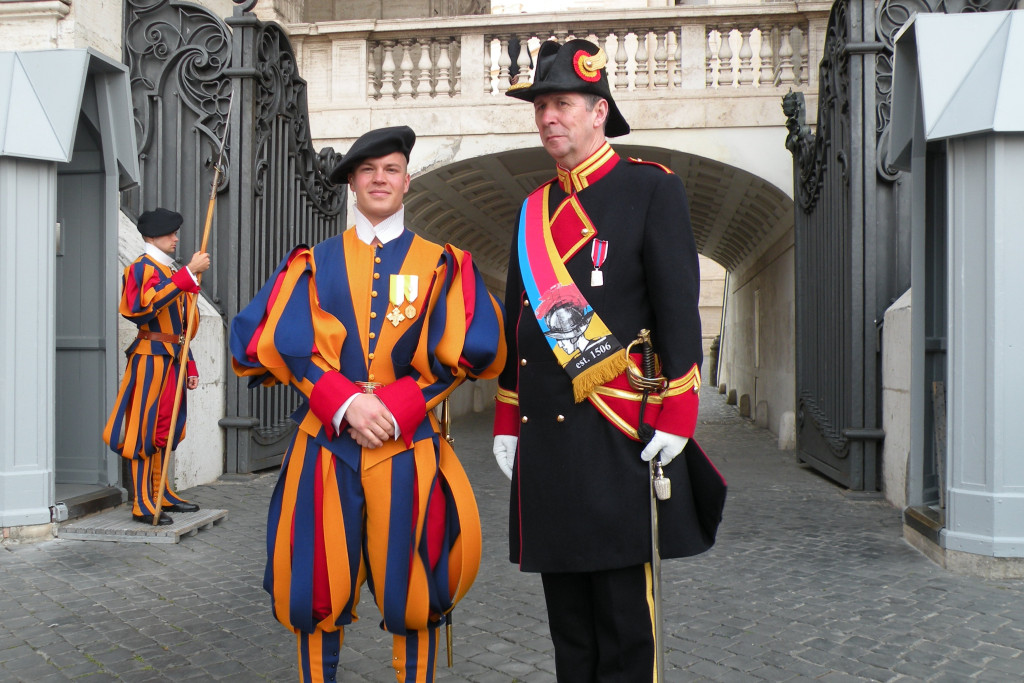 De Tongerse Suisse Tony Achtergael op bezoek bij de Zwitserse Garde in Rome.