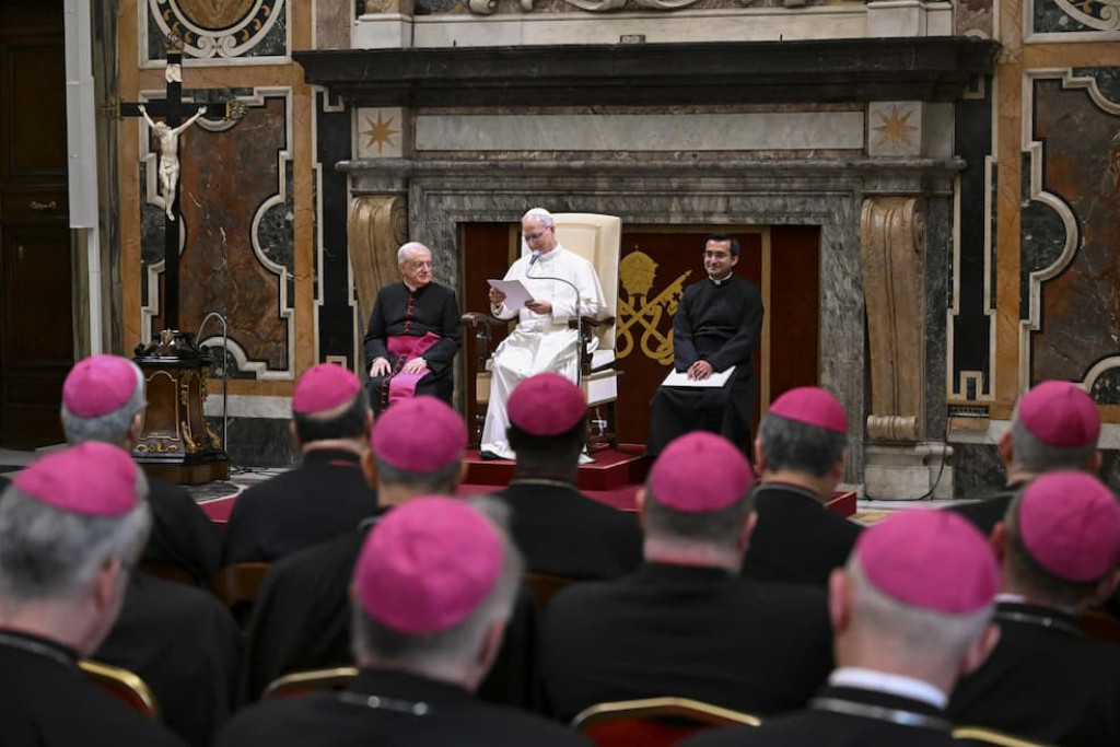 Paus Leo XIV spreekt op 10 juni 2025 pauselijke vertegenwoordigers toe in het Vaticaan