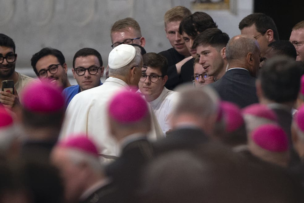 Paus Leo werd door seminaristen van over de hele wereld enthousiast onthaald met applaus en het scanderen van 'Pope Leo!'