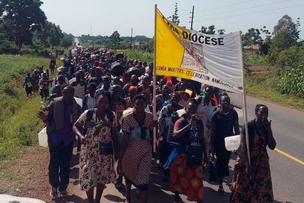 Sommige pelgrims leggen honderden kilometers te voet af om de Oegandese Martelarendag bij te wonen in Namugongo, nabij de Oegandese hoofdstad Kampala