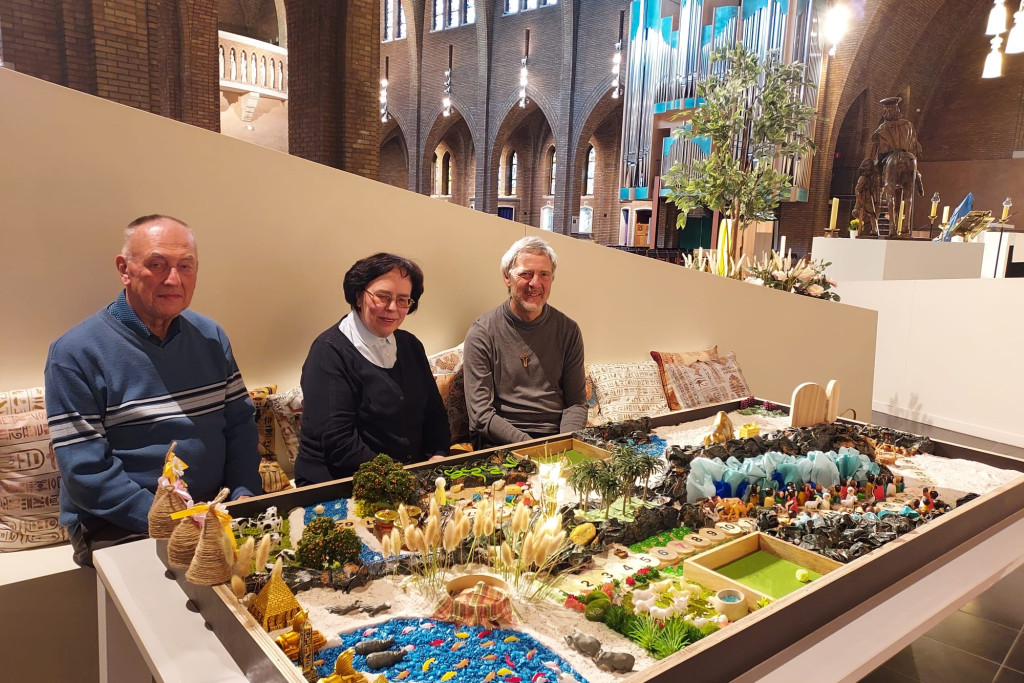 Een ganzenbord rond een bijbels verhaal in de kerk van Genk-Centrum.