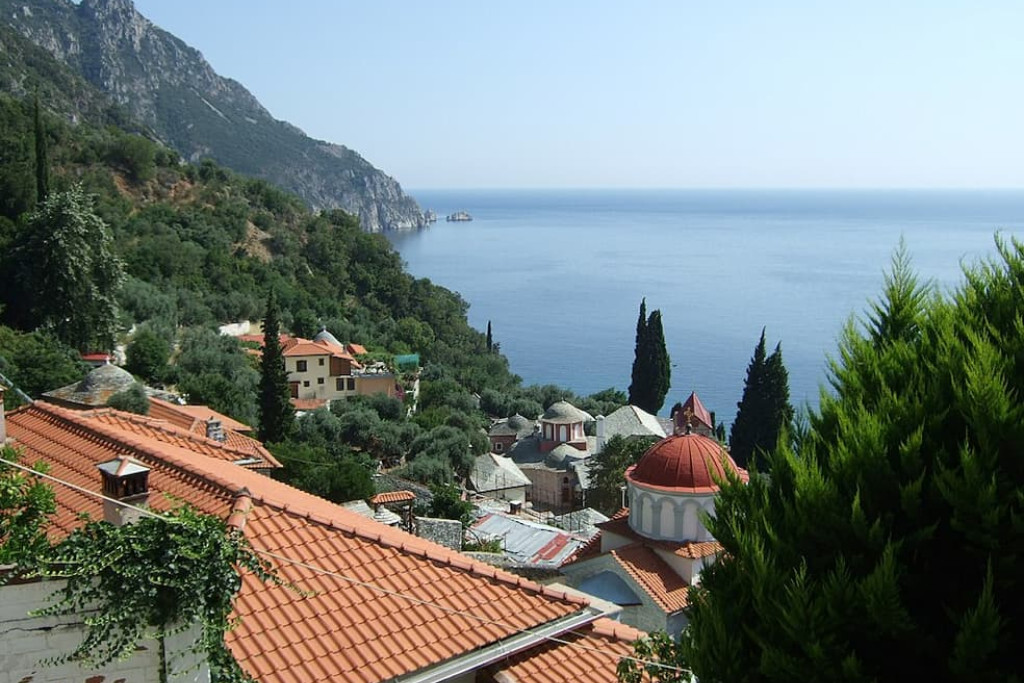 Zicht op de orthodoxe kloosters van het schiereiland Athos, in het noordoosten van Griekenland