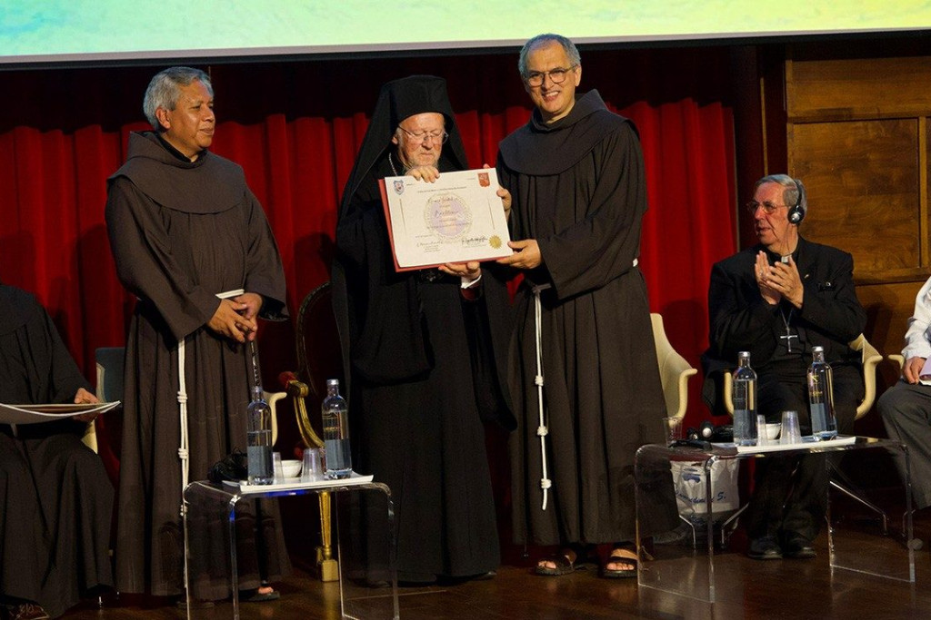 Patriarch Bartolomeüs ontvangt de allereerste Laudato si'-prijs uit handen van Massimo Fusarelli, minister-generaal van de franciscanen.