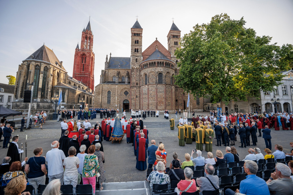 Op het Vrijthof in Maastricht, in de schaduw van de Sint-Servaasbasiliek, is gisteravond de Heiligdomsvaart geopend.