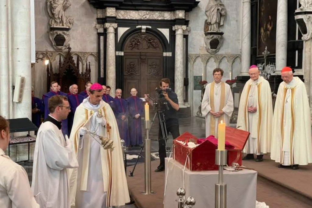 Het schrijn werd formeel geopend door aartsbisschop Luc Terlinden, bijgestaan door geestelijke en wereldlijke hoogwaardigheidsbekleders.