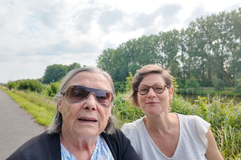 Redactrice Lieve Wouters en Anna (78) op de duofiets.