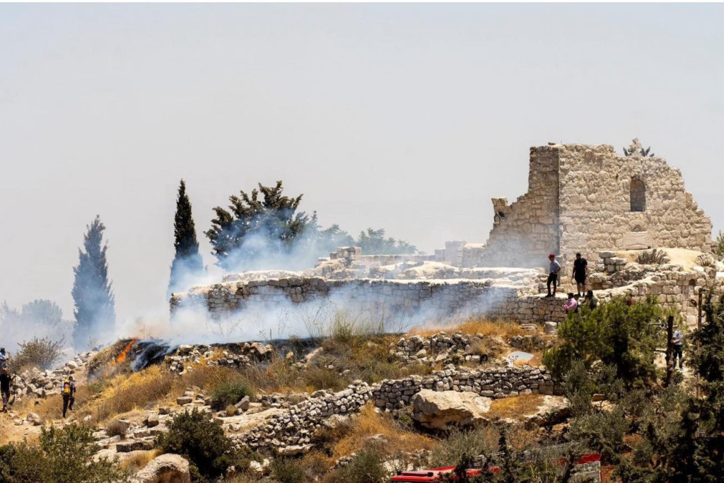 Kolonisten stichten brand bij een begraafplaats in het laatste volledig christelijke dorp in Palestina.
