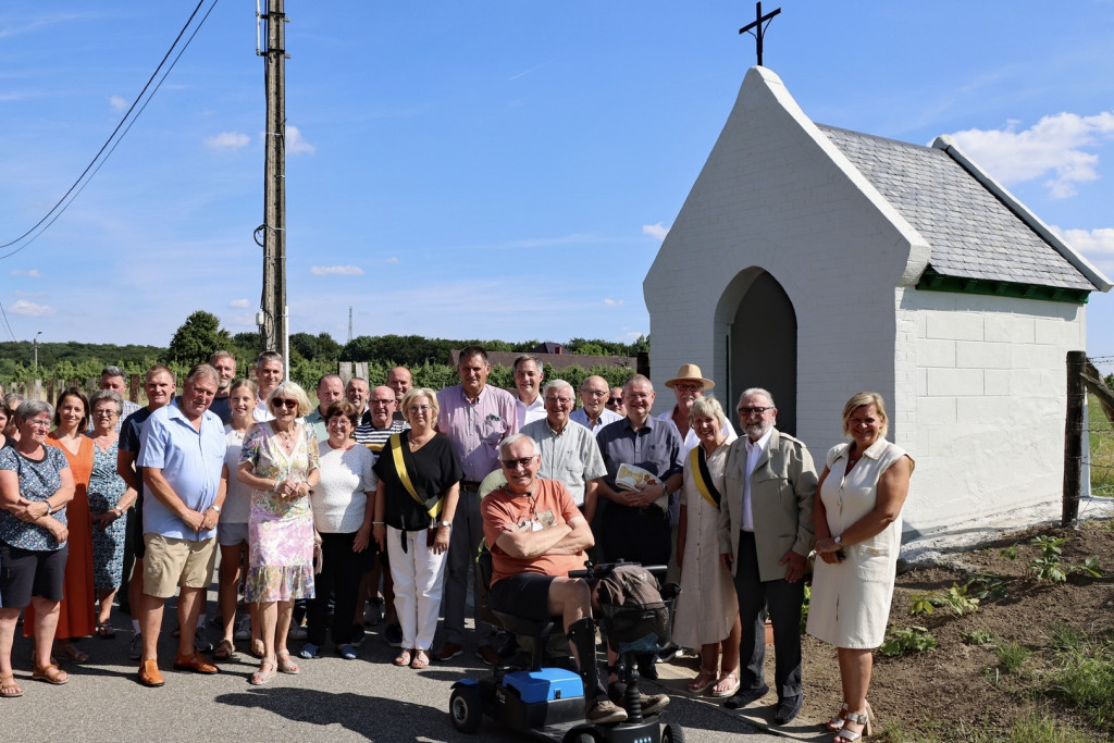 Kapel in Brakel met buurtbewoners, onder wie Herman De Croo.