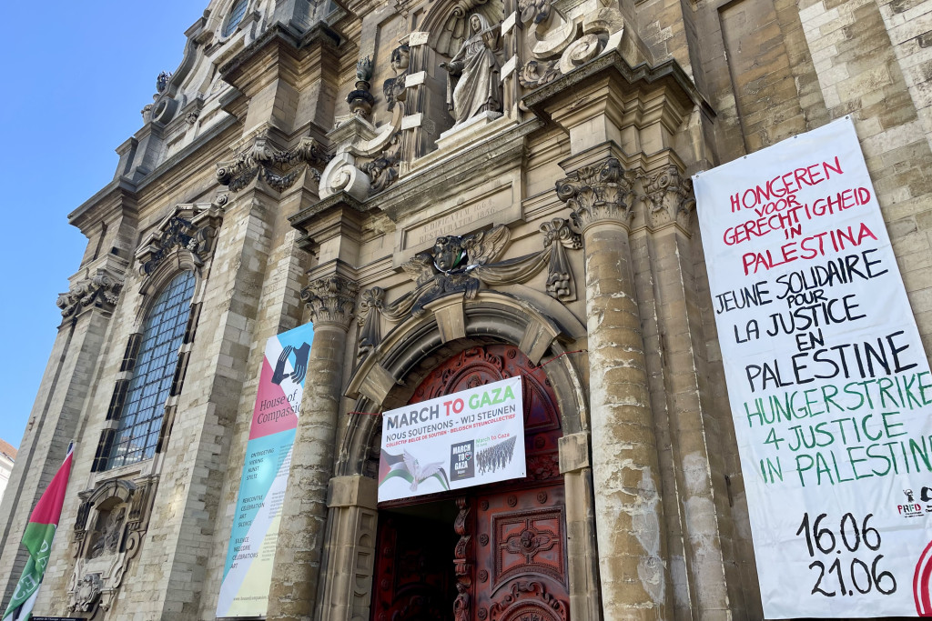Spandoek aan de Begijnhofkerk, actie voor Gaza