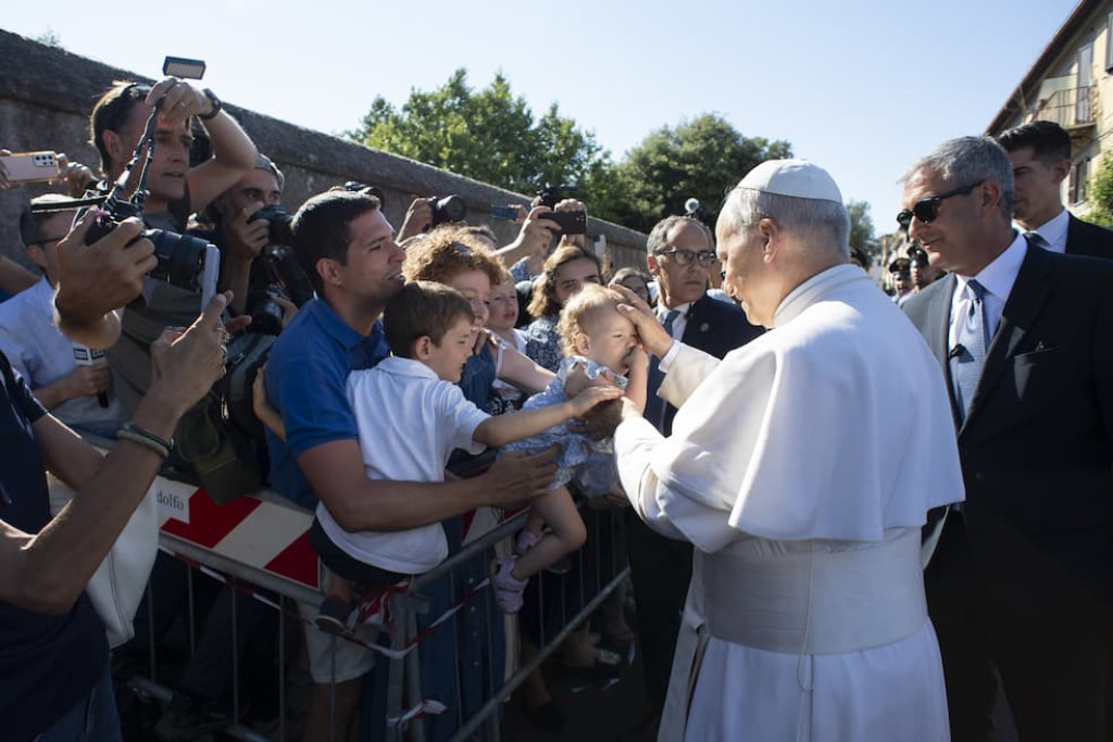 Paus Leo XIV groet bij aankomst in Castel Gandolfo de enthousiaste menigte