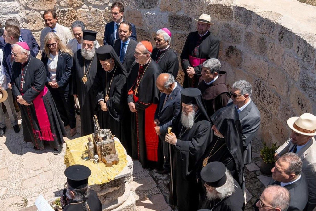 Juli 2025. Hoofden van christelijke kerken van het Heilige Land, samen met ambassadeurs en consuls, betuigen hun nabijheid en solidariteit betuigen met de bewoners en geestelijken van Taybeh. Ze staan rond een altaar in openlucht.