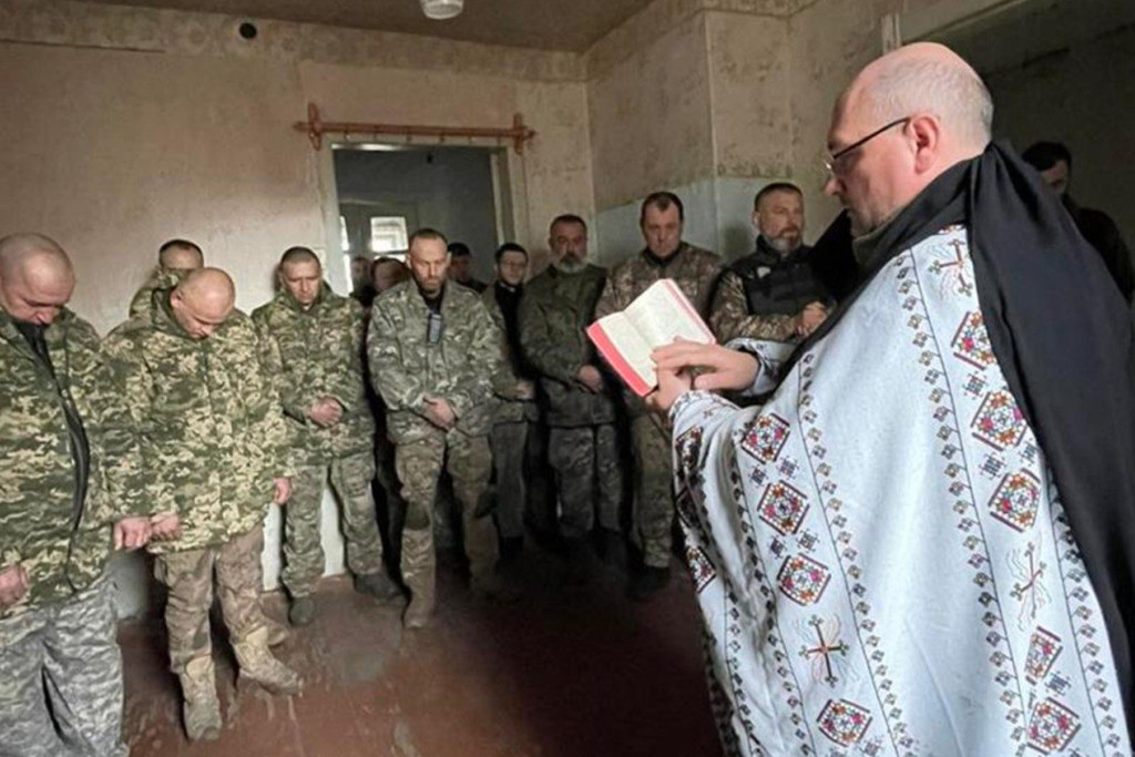 Bisschop Bohdan Manyshyn, hoofdaalmoezenier Grieks-katholieke Kerk in Oekraïne, spreekt soldaten toe.