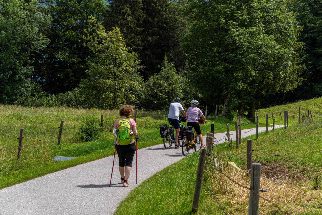 Pelgrims genieten onderweg van de schoonheid van de natuur.