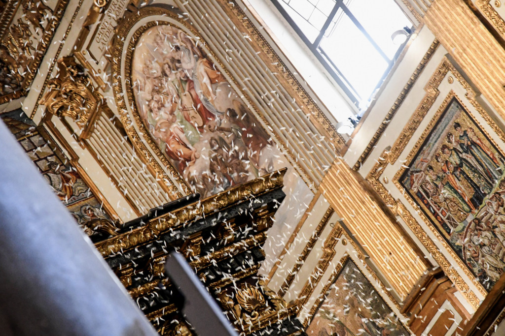 Een beeld uit 2018. Ook toen sneeuwde het bloemblaadjes in de Santa Maria Maggiore in Rome.