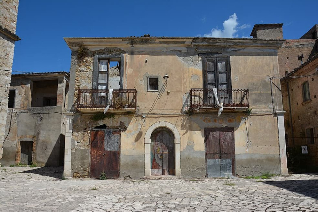 Het spookdorp Apice Vecchia in de Zuid-Italiaanse regio Campanië is een symbool van het lot van het Italiaanse binnenland: rijk aan erfgoed en geschiedenis, maar door natuurrampen, migratie en demografie verlaten