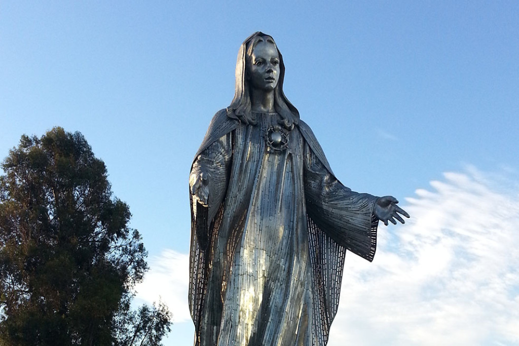 De katholieke Kerk heeft een lange traditie om de voorspraak van Maria te vragen voor vrede. Hier een standbeeld van Onze-Lieve-Vrouw van de Vrede in Santa Clara, California (VS)