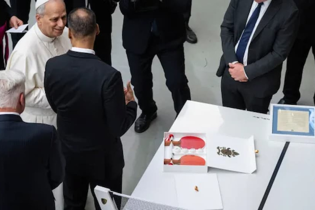 Behalve de tafel kreeg paus Leo ook twee batjes en enkele balletjes cadeau, die hij onder enthousiast applaus meteen uitprobeerde 