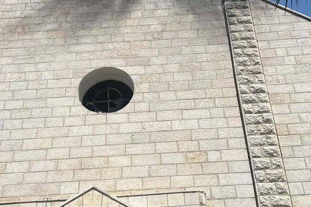 De Heilige Familiekerk in Gaza-stad werd op 17 juli 2025 getroffen door een Israëlische tankgranaat 