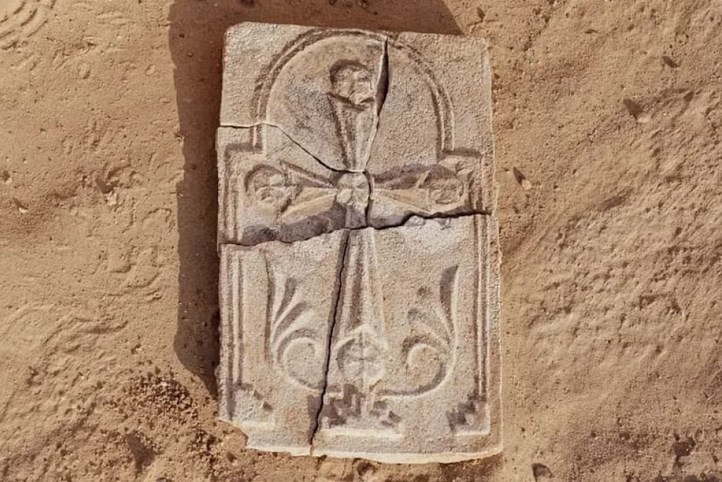 Deze 1.400 jaar oude gipsplaat met kruis werd gevonden op het eiland Sir Bani Yas in de Perzische Golf 