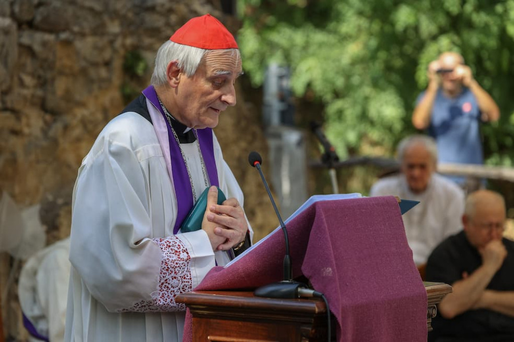Kardinaal Matteo Zuppi tijdens de wake op 14 augustus in het park van Monte Sole di Marzabotto, waar de namen werden uitgesproken van alle kinderen die omkwamen in de huidige oorlog in het Heilig Land
