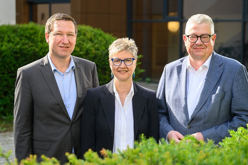Initiatiefnemers van de opleiding machtsmisbruik aan de Universiteit van Würzburg (vlnr): Marcel Romanos (klinisch directeur van de afdeling Kinder- en Jeugdpsychiatrie), Andrea Kübler (decaan van de Faculteit Geesteswetenschappen) en Matthias Reményi (decaan van de Faculteit Katholieke Theologie)