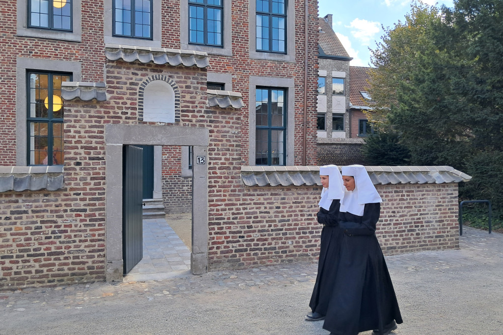 Geen begijnen meer in Hasselt. De gerestaureerde begijnhofhuisjes vormen voortaan de thuisbasis van de faculteit Architectuur en Kunst van UHasselt.