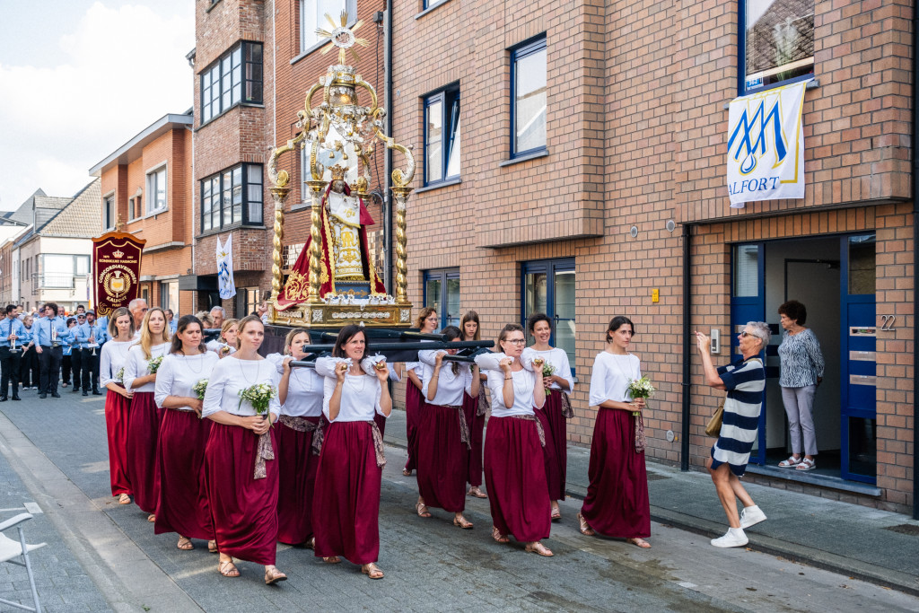 Het beeld van Onze-Lieve-Vrouw ten Traan wordt traditioneel gedragen door acht vrouwen.