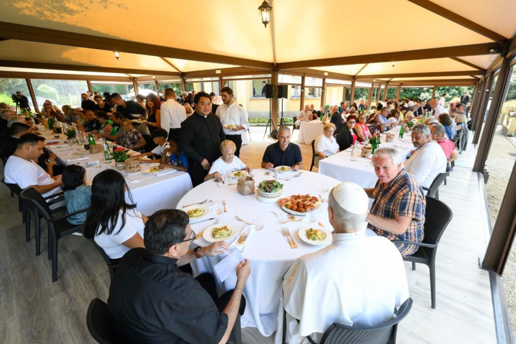 Paus Leo aan tafel in het prieel in de tuinen van Castel Gandolfo.