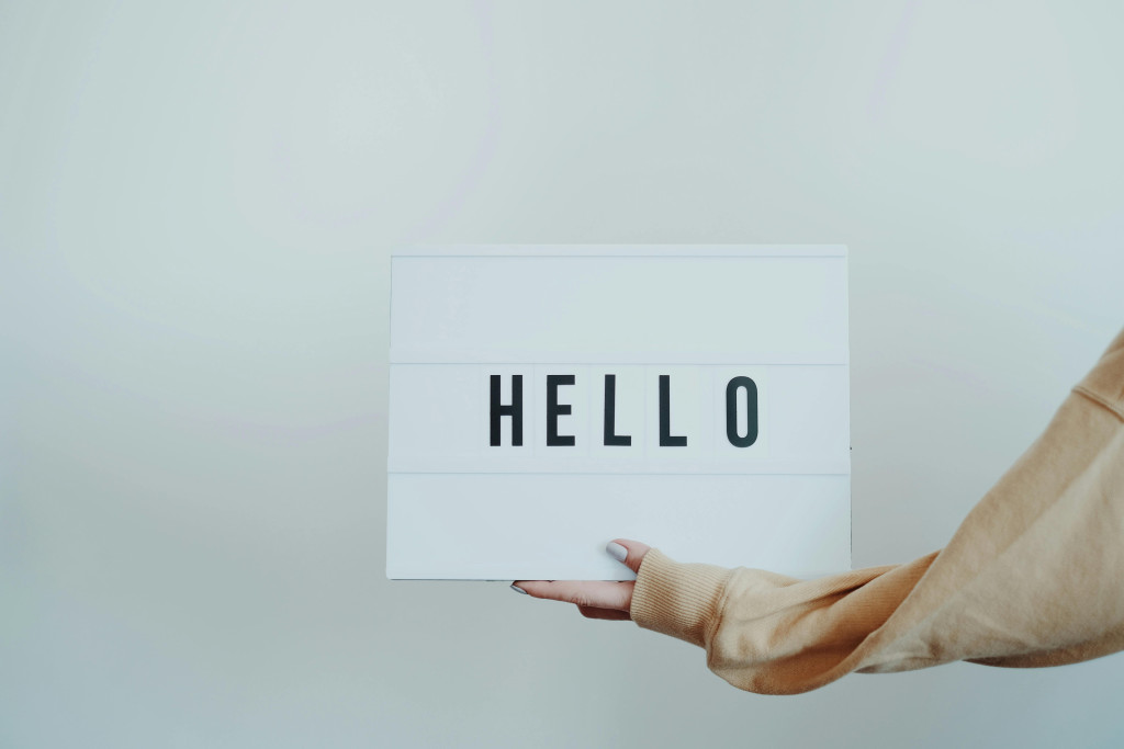 Hand met bordje 'Hello'