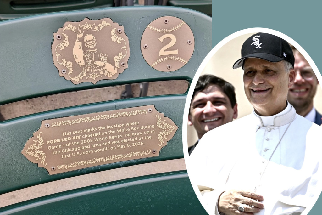Dé stoel met afbeelding van paus Leo XIV en opschrift in het stadion van de White Sox in Chicago en een inzetfoto van de paus met een pet van de White Sox.