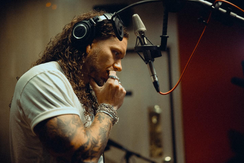 Brandon Lake, christelijke singersongwriter die volop doorbreekt buiten de kerkmuren. Brandon Lake in een muziekstudio.