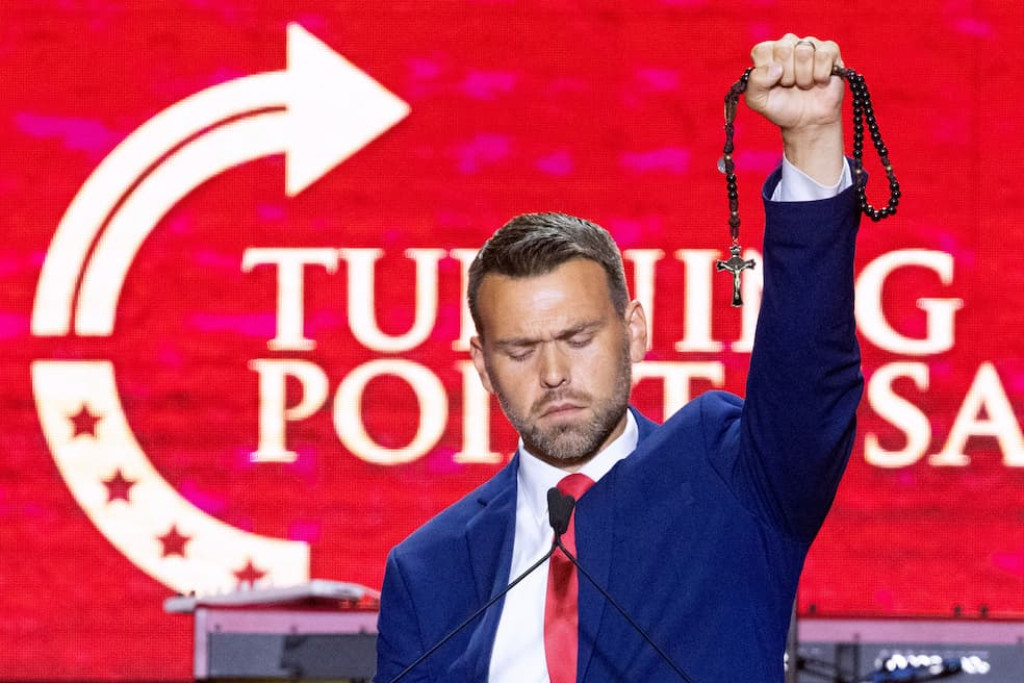 Alt-right activist Jack Posobiec riep de menigte tijdens de herdenking van Charlie Kirk op om de ‘volle wapenrusting van God’ aan te trekken en het kwaad te bestrijden – voorbeeld van de verstrengeling van religie en politiek in het Amerikaanse christelijke nationalisme
