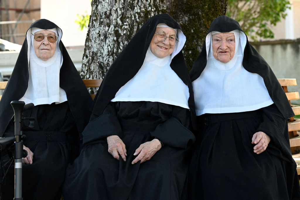 Regina, Rita en Bernadette komen een luchtje scheppen op het dorpsplein.