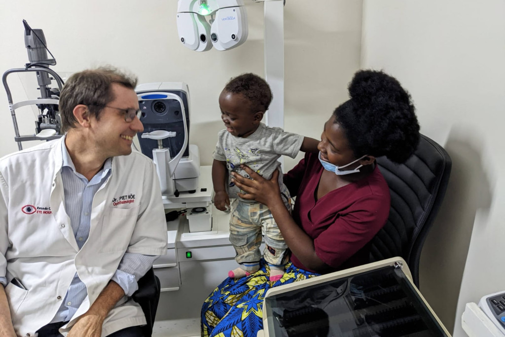 Dokter Noë aan het werk: ‘Wie in een arm land blind wordt, verliest zijn zelfstandigheid.’