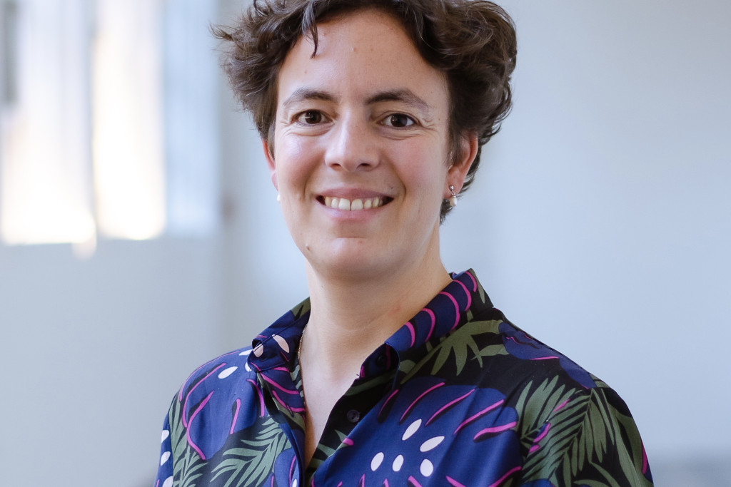 Julie Aerts is adviseur religieus erfgoed bij Parcum en heeft een passie voor processies. Portret Julie Aerts.