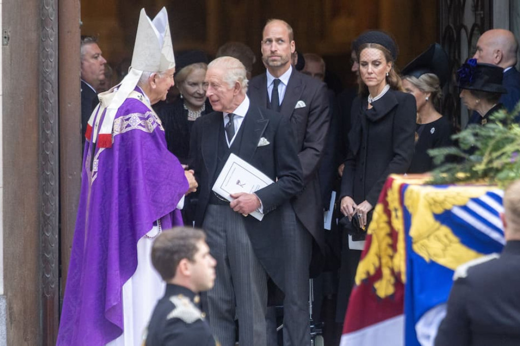 Koning Charles III, prins William en prinses Catherine na de requiemmis voor de hertogin van Kent in Westminster Cathedral