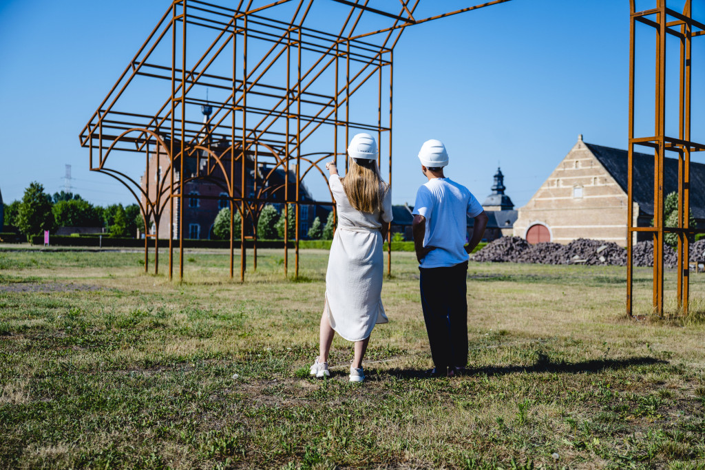 Clausura, het kunstwerk van het duo Gijs Van Vaerenbergh, laat op een eigentijdse manier het historische hart van de site herrijzen.