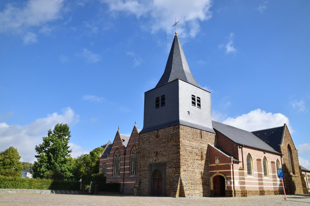 Het onderste deel van de kerktoren bestaat nog altijd uit het ijzerzandsteen uit de 10de eeuw.