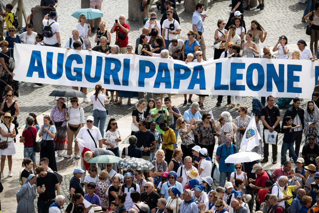 Zij waren het vanmiddag bij het Angelus niet vergeten: de paus is er 70 geworden.