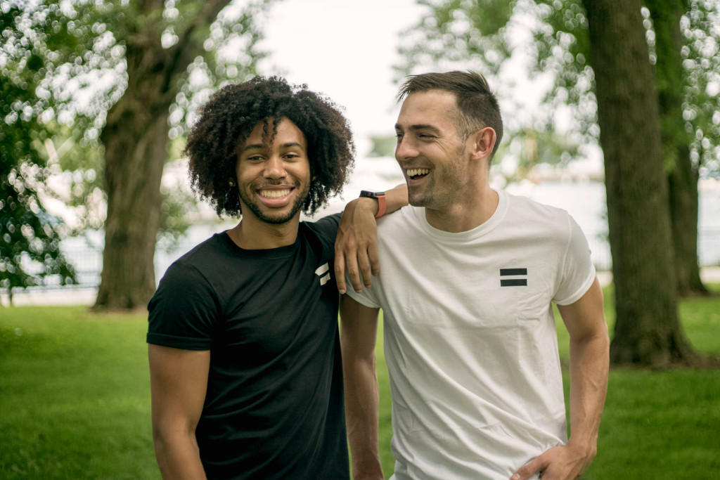 Twee vrienden, diverse huidskleur