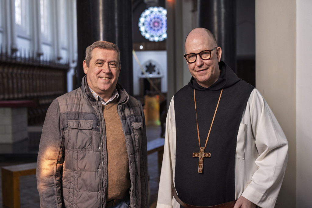 Auteur Hugo Vanheeswijck met abt Bernardus.