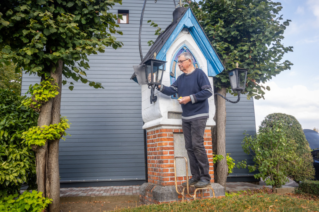 Sinds het overlijden van zijn moeder bekommert Jos zich om de kapel en de beplanting. 