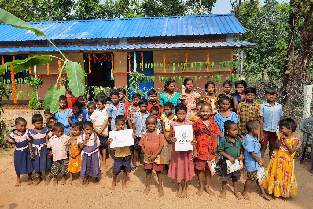 Kinderen bij opening van school 