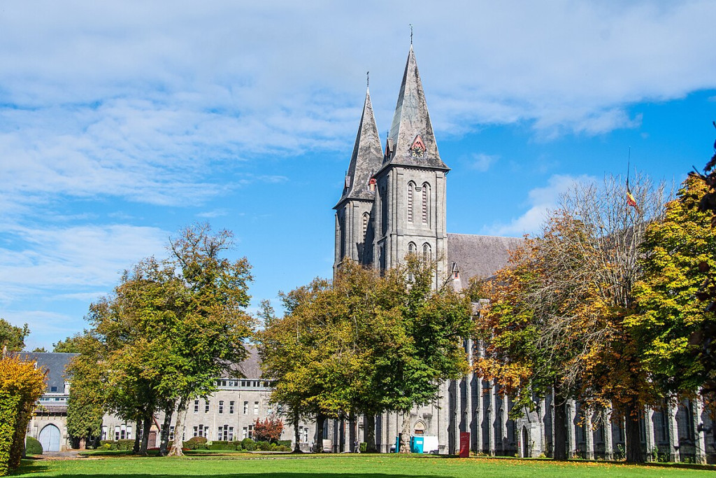 Zicht op de abdij van Maredsous, op een zonnige dag