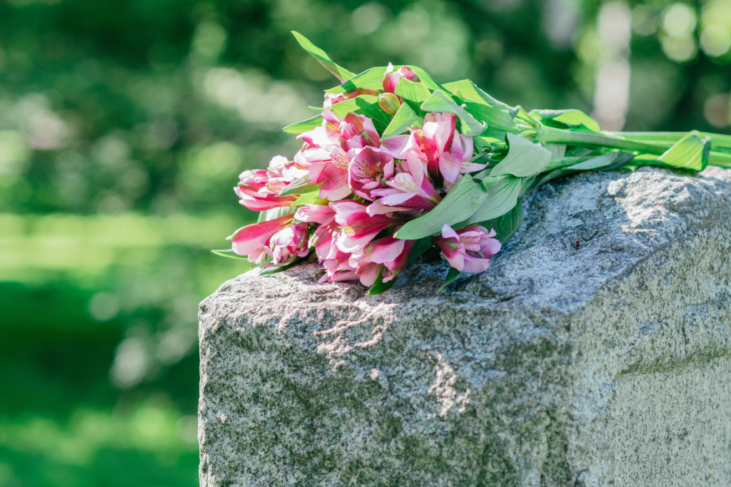 Bloemen op een graf Kerkhofbloemen