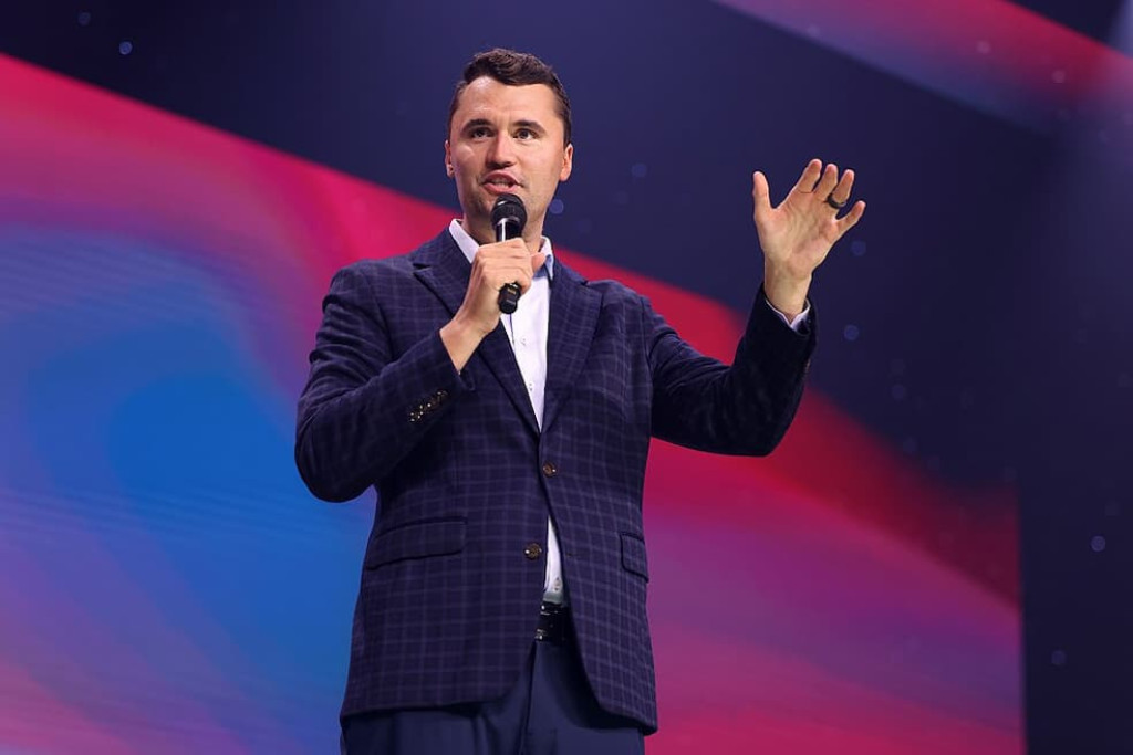 Conservatief activist Charlie Kirk spreekt studenten toe op 13 juli 2025, twee maanden voor hij werd vermoord
