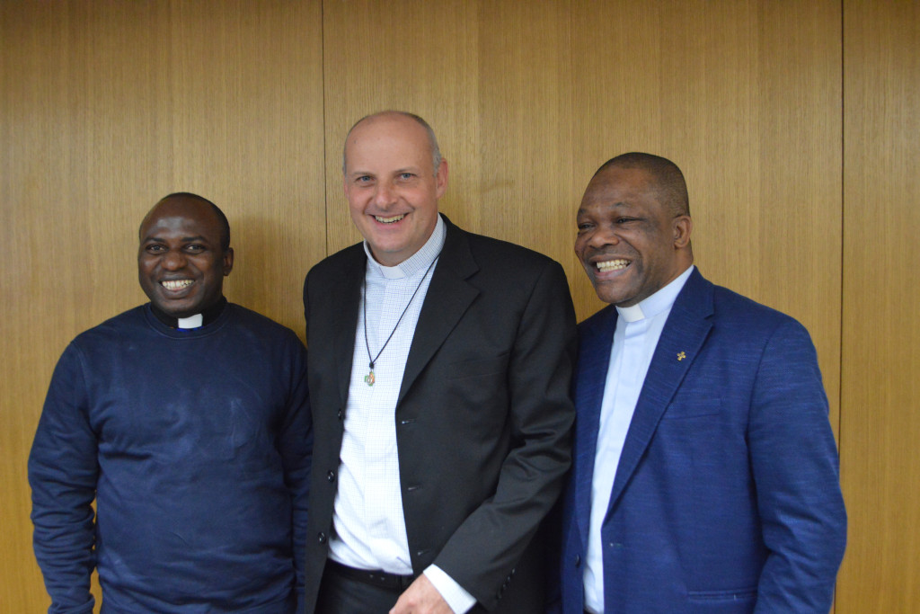 Frédéric Rossignol met Afrikaanse medespiritijnen Moses Oguche (links) en provinciaal Emmanuel Tomfiah.