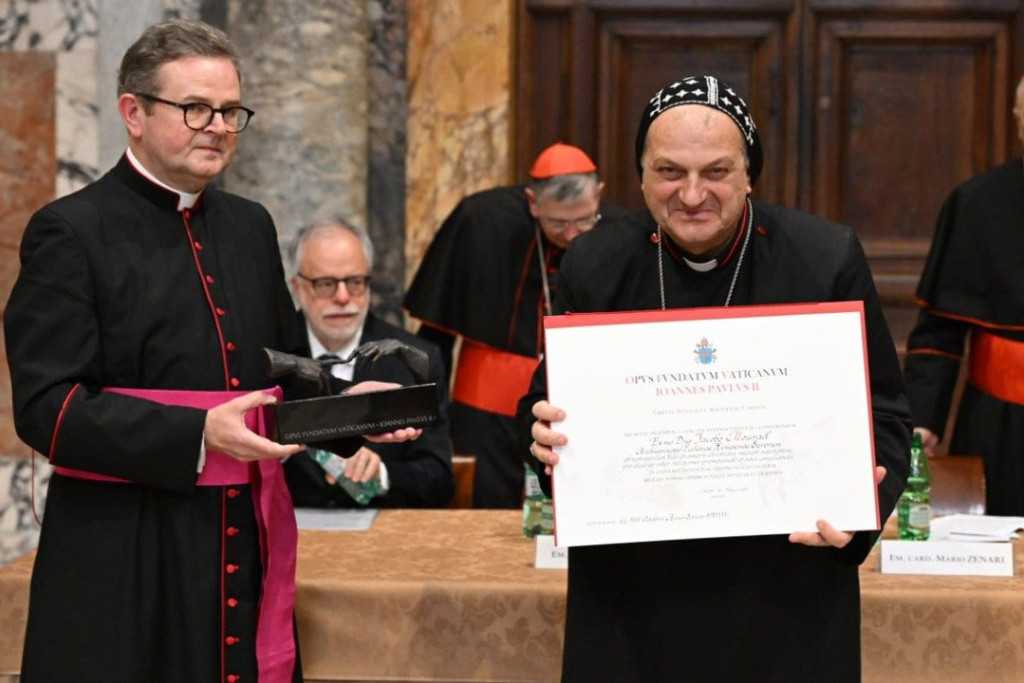 Jacques Mourad, aartsbisschop van Homs, ontvangt de Johannes-Paulus II-prijs in het Vaticaan.