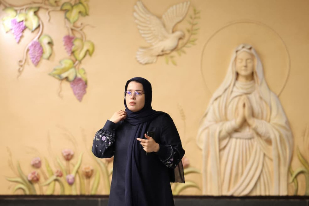 Een vrouw wandelt voorbij een reliëf van Maria in het pas geopende metrostation Maryam Moghaddas, nabij de Armeense Sint-Sarkiskathedraal in Teheran